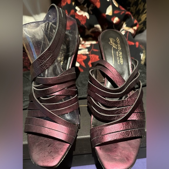 Beautiful Donald J Pliner Antique Metallic Strappy Heels - Picture 4 of 6